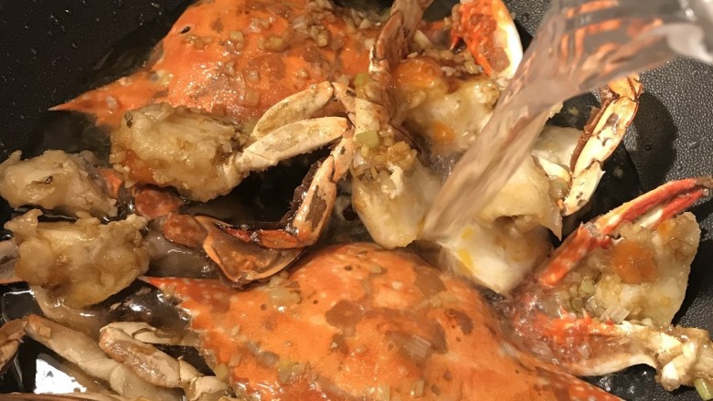 螃蟹炒年糕,锅中加入适量的开水。