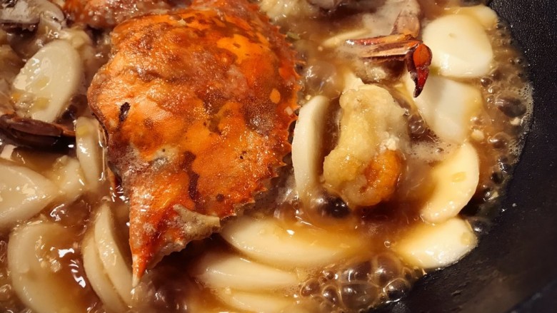 螃蟹炒年糕,待汤汁粘稠时改为小火，慢慢收汁，收汁一定要浓，包裹住螃蟹，这样螃蟹炒年糕的味道才够浓郁。