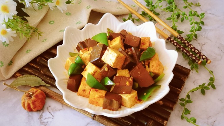猪血炖豆腐,出锅装盘