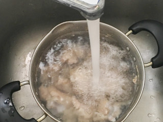 五香卤猪蹄（香辣）,倒掉开水后，冲冷水继续清洗掉浮沫；