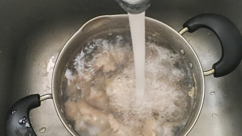 五香卤猪蹄（香辣）,倒掉开水后，冲冷水继续清洗掉浮沫；