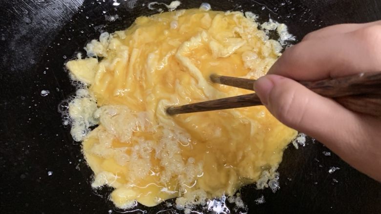 菠菜柳叶素菜包,筷子不停搅拌。