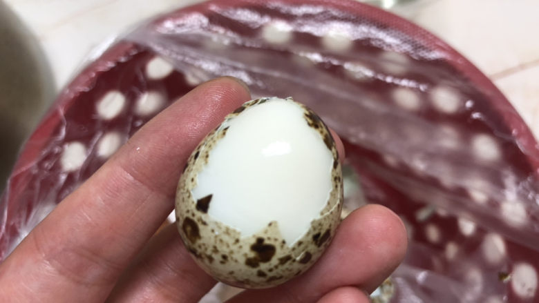香菇鹌鹑蛋,关火焖1分钟，然后泡在凉水里，方便剥壳