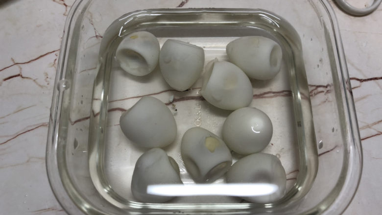香菇鹌鹑蛋,全部剥好以后，再泡在凉水里清洗一下，防止那些小碎壳粘在鹌鹑蛋表面