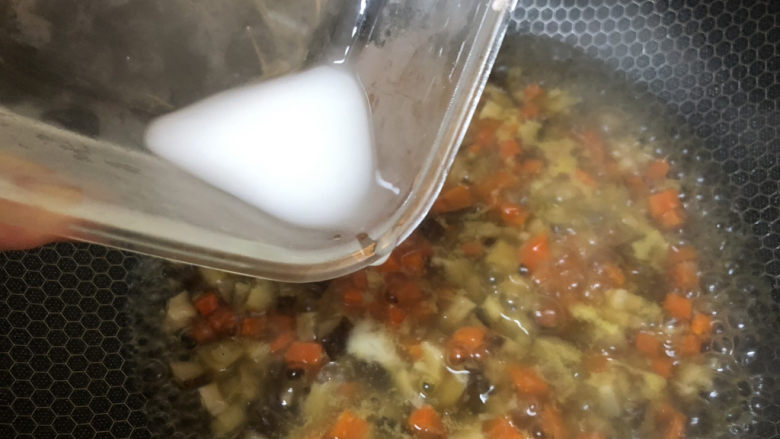 香菇鹌鹑蛋,待胡萝卜煮至软糯，加入水淀粉，勾个薄芡