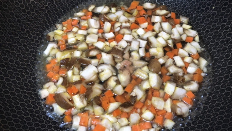 香菇鹌鹑蛋,加入适量清水、漠过胡萝卜和香菇，加一点盐，盖上锅盖，焖3-5分钟