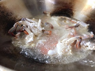 避风塘炒蟹,起锅放油，烧至6成熟(筷子插入开始冒泡)小心的将蟹放入锅中炸，开中大火
