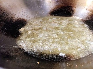 避风塘炒蟹,锅内的油继续加热到七成熟，略冒泡