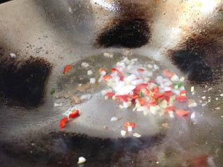 避风塘炒蟹,锅内留底油爆香料头，随后倒入200毫升炸蟹的油