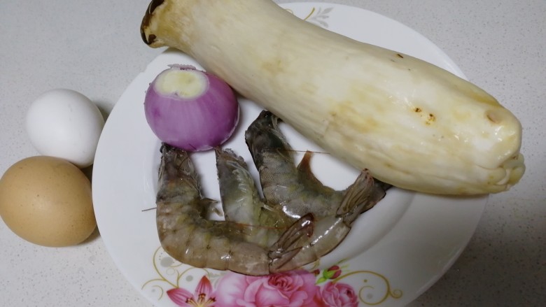 杏鲍菇虾仁炒饭,准备食材。