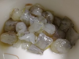杏鲍菇虾仁炒饭,切丁，1勺料酒腌制几分钟。