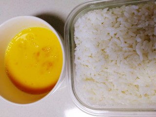 杏鲍菇虾仁炒饭,两个鸡蛋加一勺水打散，米饭打散。