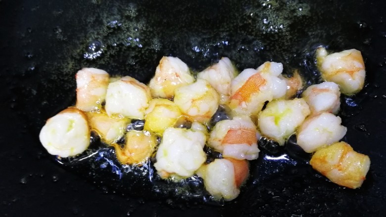 杏鲍菇虾仁炒饭,油温微热放入虾粒，文火翻炒至变红。