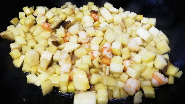 杏鲍菇虾仁炒饭,急火炒，炒一会儿杏鲍菇会变软出水。