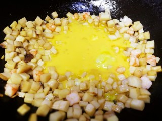 杏鲍菇虾仁炒饭,把蘑菇炒干，锅内出油时倒入蛋液。