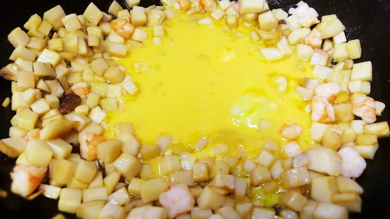 杏鲍菇虾仁炒饭,把蘑菇炒干，锅内出油时倒入蛋液。