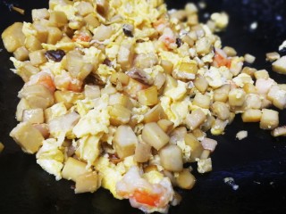 杏鲍菇虾仁炒饭,文火把蛋液划散，炒匀。