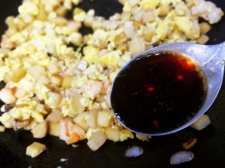 杏鲍菇虾仁炒饭,放入两勺酱油。