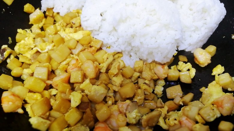 杏鲍菇虾仁炒饭,放入打散的米饭炒匀。