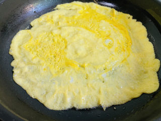 豆芽炒粉条,鸡蛋打散入油锅摊成蛋饼