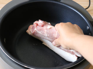 回锅肉,猪肉洗净擦干水分，皮朝下放入烧热冒烟的锅中烫成金黄色，这样做是为了去除皮上的毛，也为了去掉腥味；