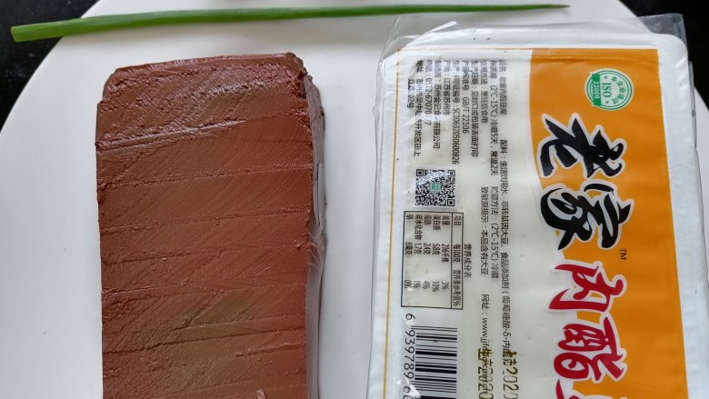 猪血炖豆腐,准备好所需材料