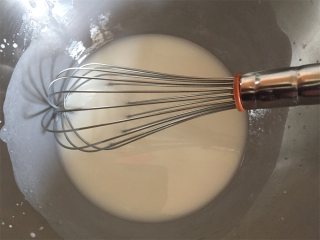 数字蛋糕,先将牛奶和色拉油放到一起，用蛋抽搅拌到均匀乳化状态，这样有助于保持蛋糕成品的湿润。
