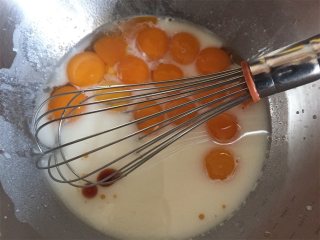 数字蛋糕,分离鸡蛋的蛋黄和蛋清，盛蛋清的容器必须无水无油，不然蛋白打发的时候会有困难，水分或者是油分容易造成蛋白的不稳定或者消泡。
