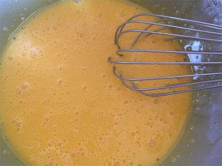 数字蛋糕,用蛋抽把蛋黄和乳化后的牛奶色拉油溶液搅拌到一起，再次搅拌至均匀状态。