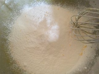 数字蛋糕,筛入低筋粉，采取筛入的方式可以让低筋粉裹入更多的空气，有助于成品的蓬松。

