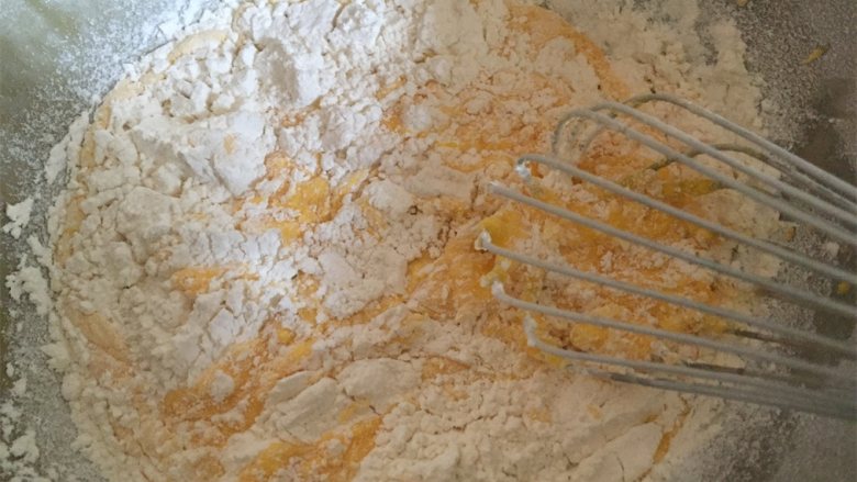 数字蛋糕,用蛋抽采取翻拌的方式把低筋粉和蛋黄液翻拌起来，这一步可以放心大胆的去操作，本身低筋粉没有特别大的筋度，即使用蛋抽来翻拌也完全没有问题，只要不是画圈搅拌就可以。