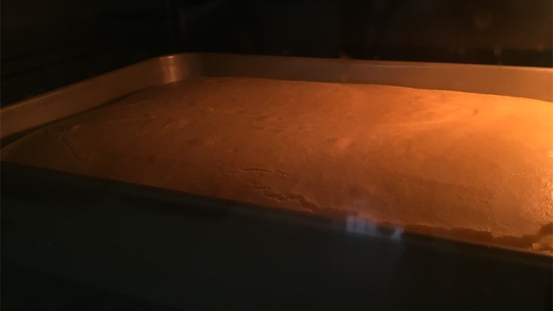 数字蛋糕,送入150度预热好的烤箱中开始烘烤，定时约1个小时。