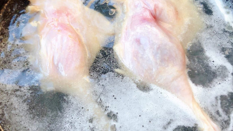 红烧鸭肉,锅中烧开水放入鸭腿焯水至断生去除油脂和杂质