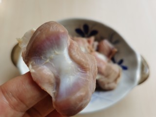 泡椒鸡胗,鸡胗去掉表面白色筋膜，里外清洗干净。