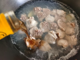 泡椒鸡胗,锅里水烧开，加入一片生姜，少许料酒，放入鸡胗焯水。