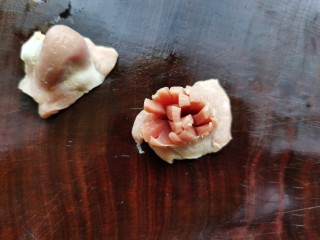 泡椒鸡胗,再横着切几刀，切成这种类似菊花状。