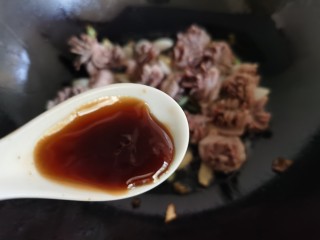泡椒鸡胗,加入一勺蚝油，少许生抽和盐。
