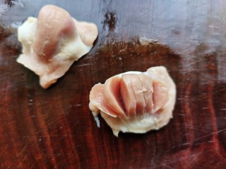 泡椒鸡胗,将鸡胗切成两份给它打上花刀，先竖着切几刀。
