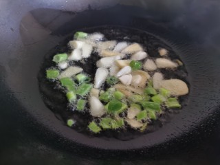 泡椒鸡胗,炒锅油热后加入葱姜蒜爆香。