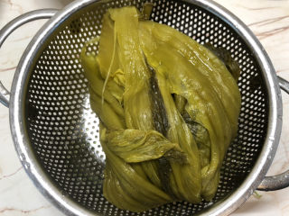 雪菜炒毛豆,酸菜多清洗几次，然后拧干水分，切成碎末