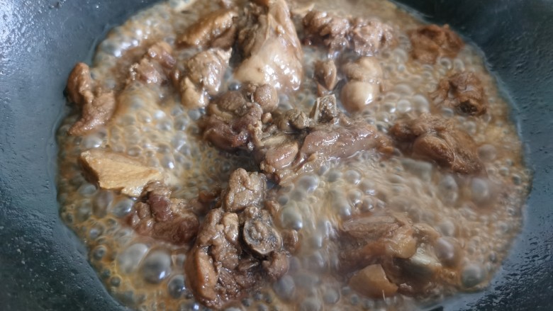 红烧鸭肉,20分钟后汤汁变少鸭肉已熟。