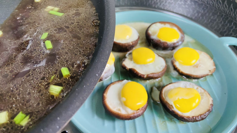 香菇鹌鹑蛋,淋上酱汁