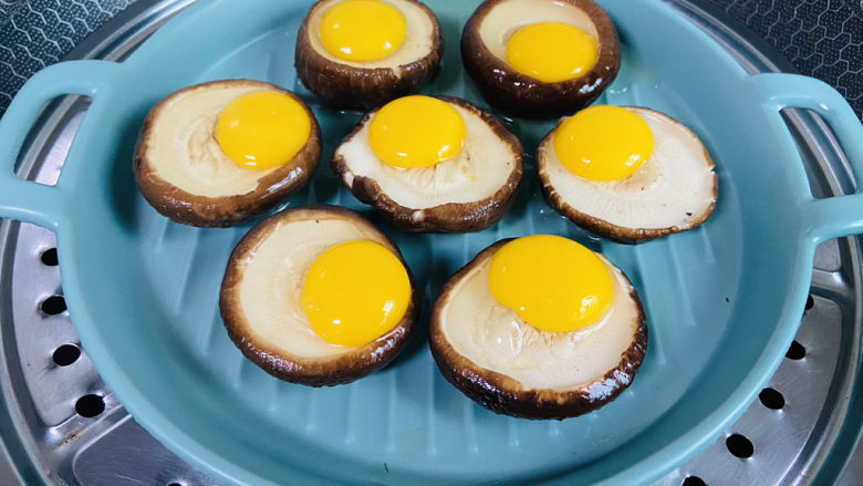 香菇鹌鹑蛋,放入锅中大火蒸八分钟