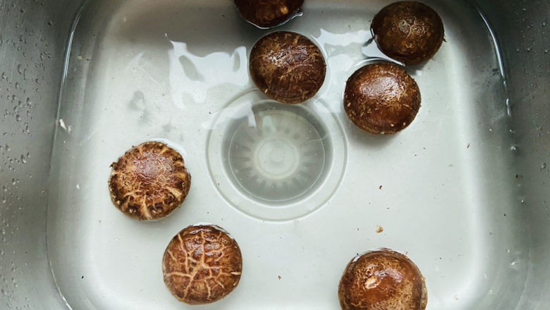香菇鹌鹑蛋,放入水中加入一勺面粉清洗干净