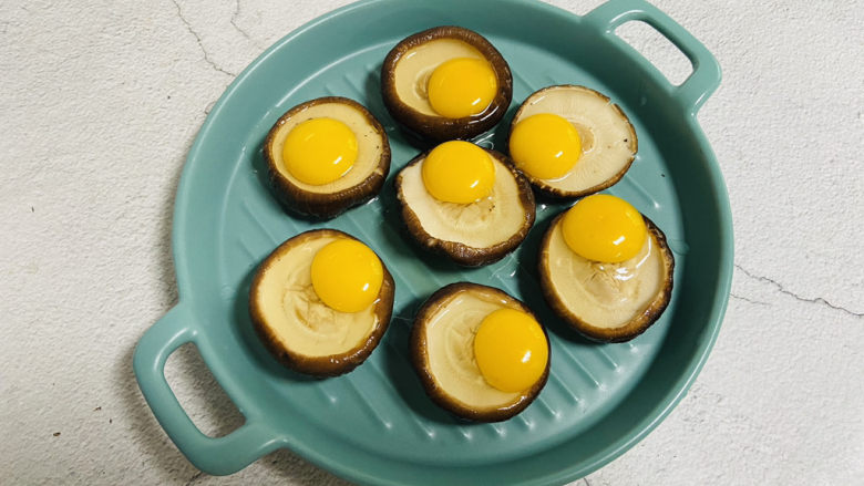 香菇鹌鹑蛋,香菇码入盘中打入鹌鹑蛋