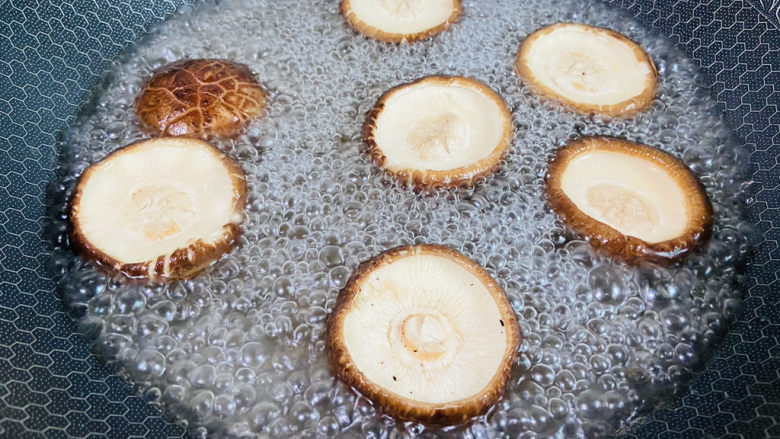 香菇鹌鹑蛋,锅中加水烧开焯烫一分钟捞起