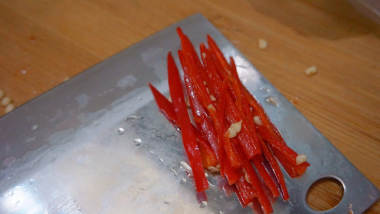 红烧鸭肉,其中1根红辣椒切成条（色相上会更好看）