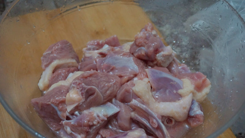 红烧鸭肉,进行腌制半小时