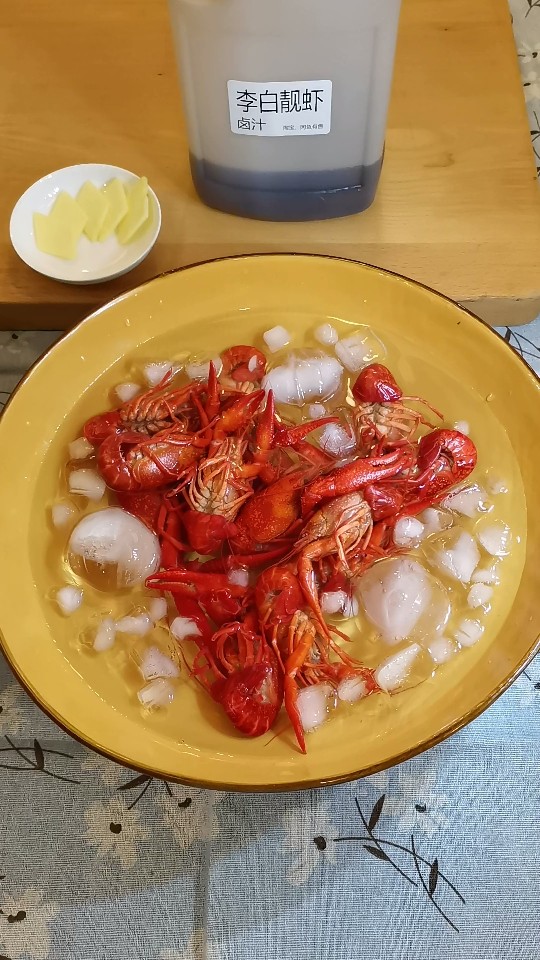 “李白靓虾”冰醉小龙虾,准备一大盆冰水，煮熟的虾放入冰水，让其迅速降温到常温以下。