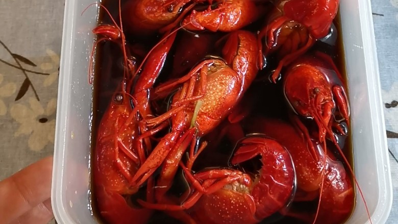 “李白靓虾”冰醉小龙虾,将沥干的虾放入卤水中，放入姜片。
